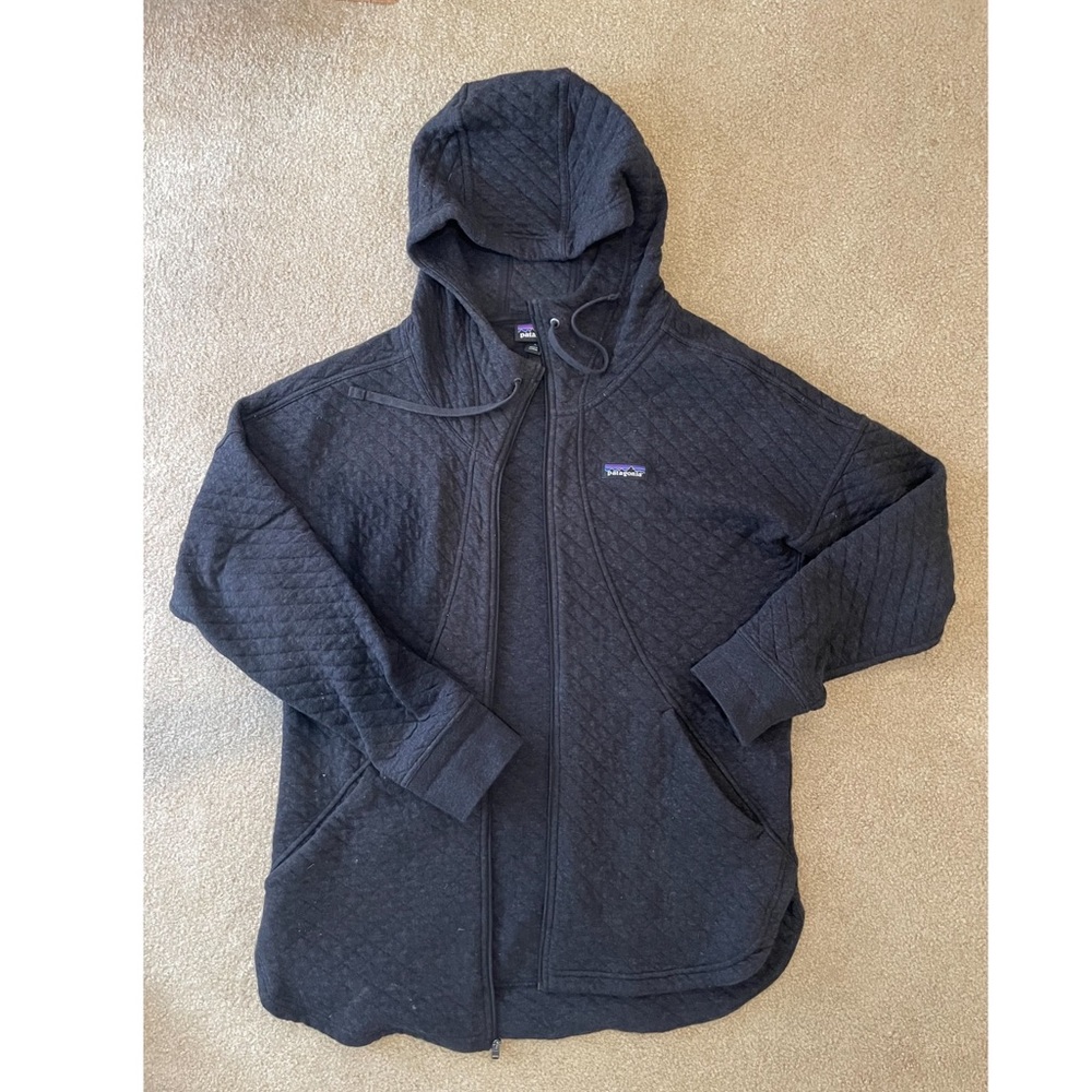Quilted dark grey women’s Patagonia jacket